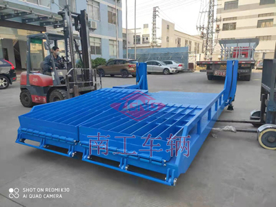 1675303690781695.jpg 非标订制8吨移动式登车桥I.jpg