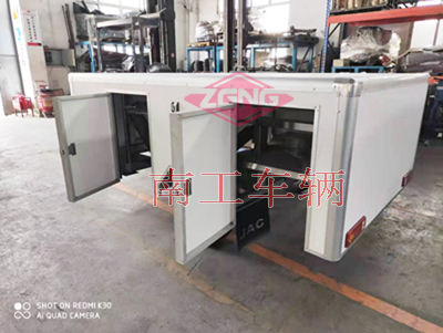 1675408045241778.jpg 机器人用0.3吨厢式ATV工具拖车5I白色.jpg