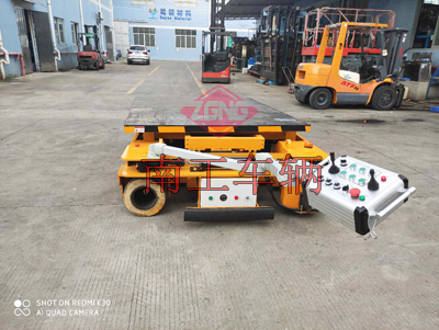 1675734394196649.jpg 2吨遥控自走式升降平台5I.jpg