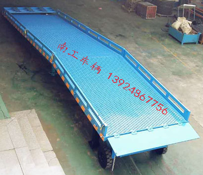 1676946412178160.jpg 8吨移动式登车桥3I.jpg