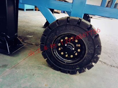 1676946513793909.jpg 8吨移动式登车桥4I.jpg