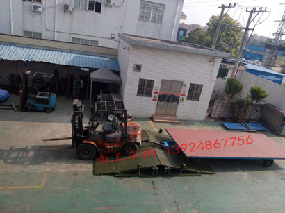 1677044941225962.jpg 10吨固定式登车桥4I.jpg