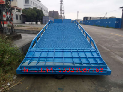 1677204864483857.jpg 16吨移动式登车桥1I.jpg