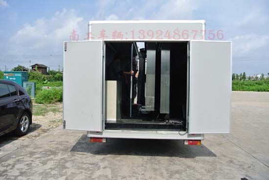 1677304577137156.jpg 箱式LED广告拖车6.jpg