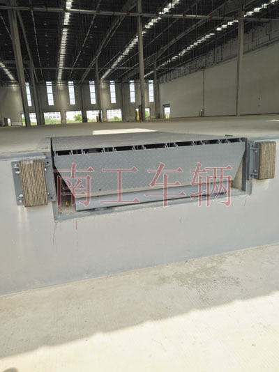 1679454227658783.jpg 8吨固定式登车桥I.jpg