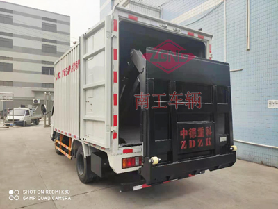 1684315314577803.jpg 1.5吨内置汽车尾板5I.jpg