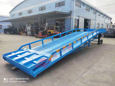 1731897088723887.jpg 10吨移动式登车桥4I.jpg