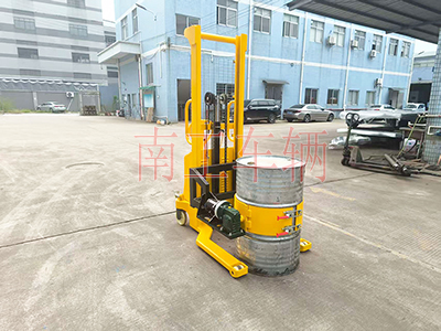 1760508527605684.jpg 0.5吨带自动旋转升降油桶车4I.jpg